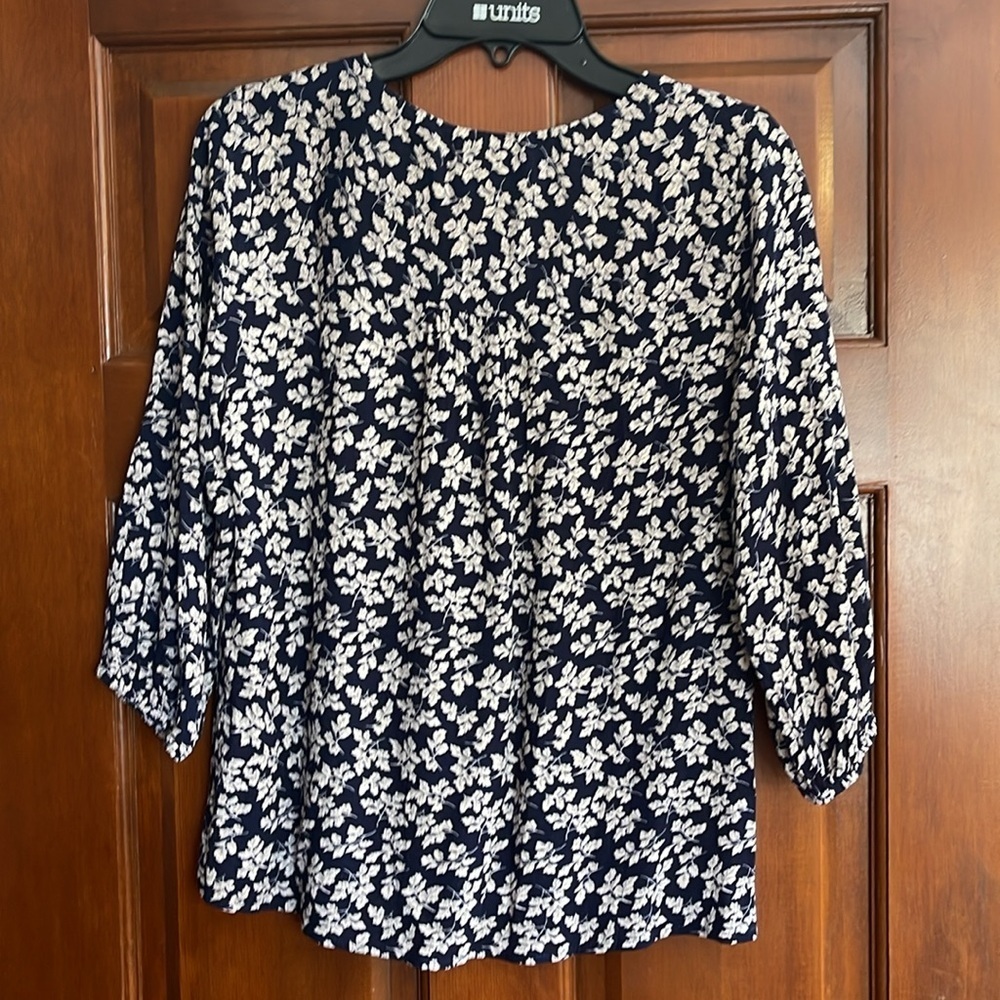 SOUJORN embroidered V-neck leaf print  blouse petite small - Picture 7 of 7